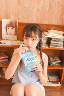 年轻的女教师在线